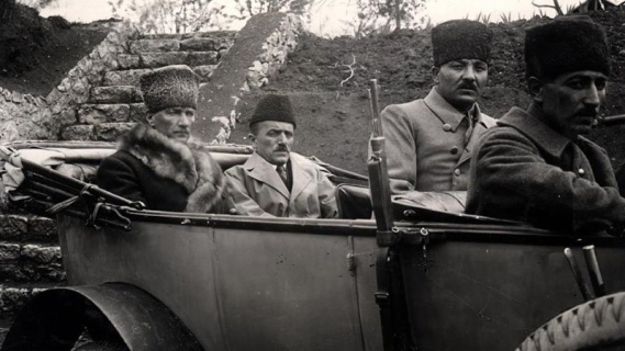 Dünya, bu savaş ve barış kahramanı büyük adamın ölümü ile yoksul düşmüştür. Pester Lioyd Gazetesi
