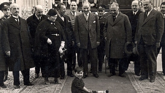 Atatürk gibi insanlar önderlikleriyle yüzyıllarca milletlerin tarihinde hüküm sürecek insanlardır.
