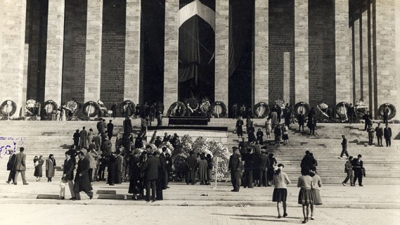 O, yüce bir dağa benzer. Eteğinde yaşayanlar bu yüceliği fark edemezler. Claude Farrère, Fransız ya
