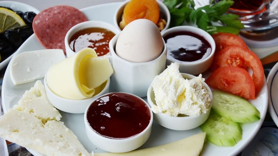 Kahvaltı eden kişilerin metabolizması daha hızlı çalışır, gün boyu daha enerjik ve tok hisseder.