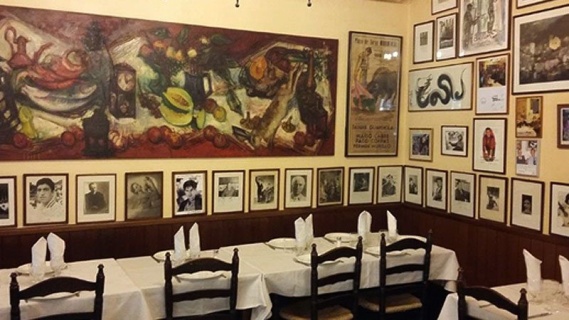 Ön tarafı cafe-bar, arkası tarihi bir lokanta