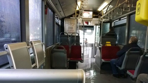 Metrobüsteki bir buçuk koltuklar niye var?